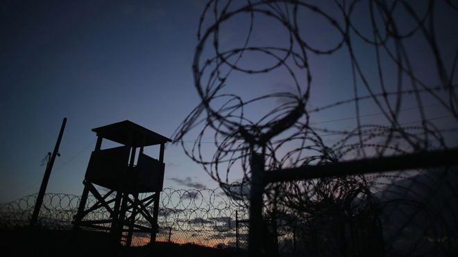 В текущем закрытом лагере X-Ray видна сторожевая башня, которая была первым местом содержания под стражей, которое содержало «вражеских бойцов» в США.Военно-морской вокзал 27 июня 2013 года в заливе Гуантанамо,