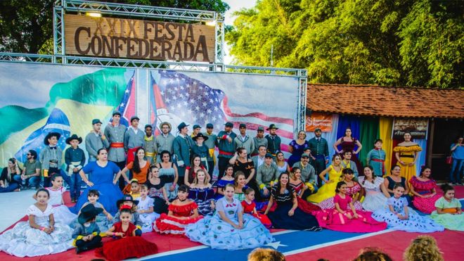 Participantes de festa confederada em Santa Bárbara D'Oeste posam para foto