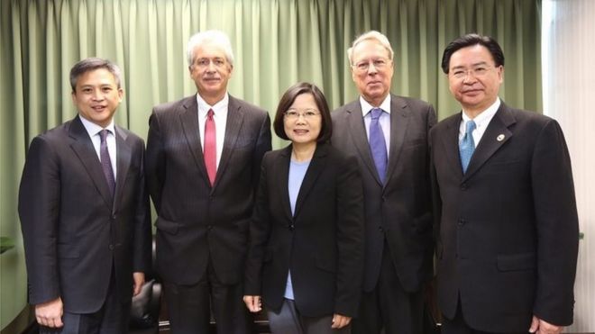 На раздаточном материале, выпущенном Демократической прогрессивной партией (DPP), изображены бывший заместитель госсекретаря США Уильям Джозеф Бернс (2-L) и избранный президент Тайваня Цай Ин-вен (C), фотографирующийся в контексте их встречи в Тайбэй, Тайвань, 18 января 2016 года.