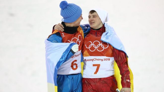 Українець-фристайліст Олександр Абраменко, який здобув золото на Олімпіаді в Пхьончхані, накинув український прапор на росіянина, що здобув бронзу