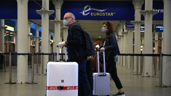 Пассажиры в масках в терминале Eurostar на вокзале Сент-Панкрас в Лондоне