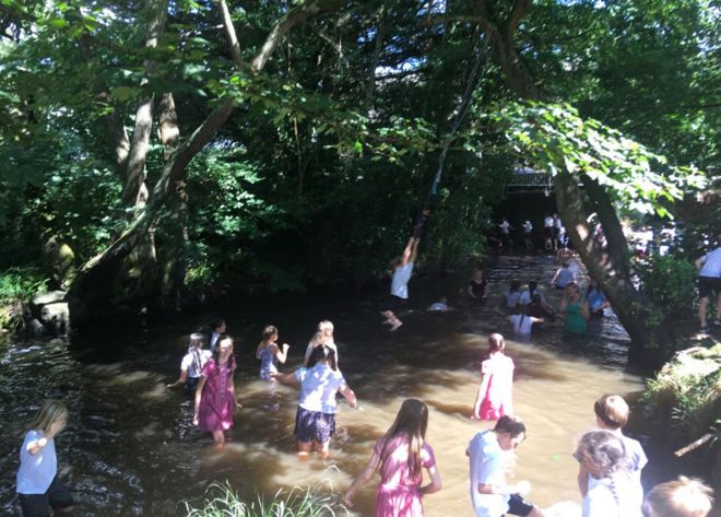 Дети промокают в реке Бовей