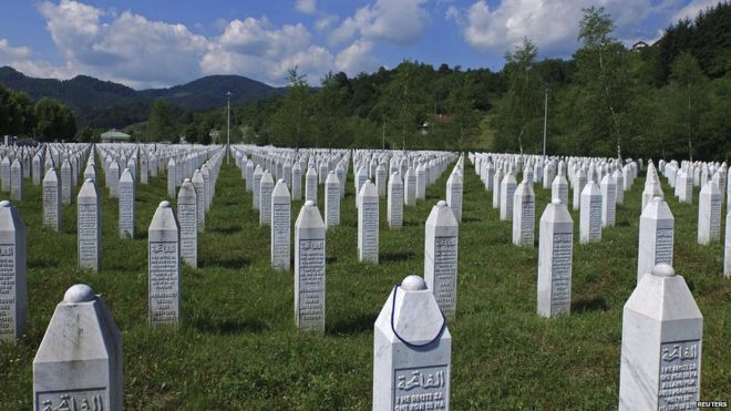 Вид с воздуха на Мемориальный центр в Потокари недалеко от Сребреницы, Босния и Герцеговина