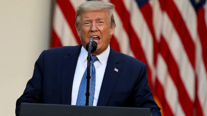 O presidente Donald Trump com a boca meio aberta em pronunciamento na Casa Branca