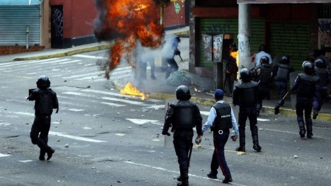 Сторонники оппозиции сталкиваются с полицией во время акций протеста против непопулярного левого президента Николаса Мадуро в Сан-Кристобале, Венесуэла, 19 апреля 2017 года