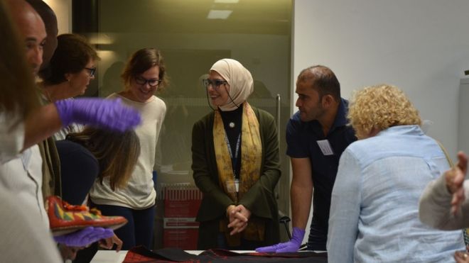 Офицер коллекций Рана Ибрагим и волонтеры приветствуют посетителей исследовательского пространства музея Питта Риверса
