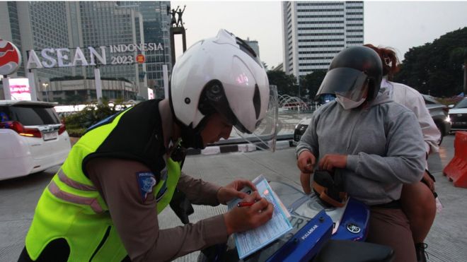 Polisi kembali melakukan tilang manual di Jakarta Pusat pada Rabu (17/5/2023)