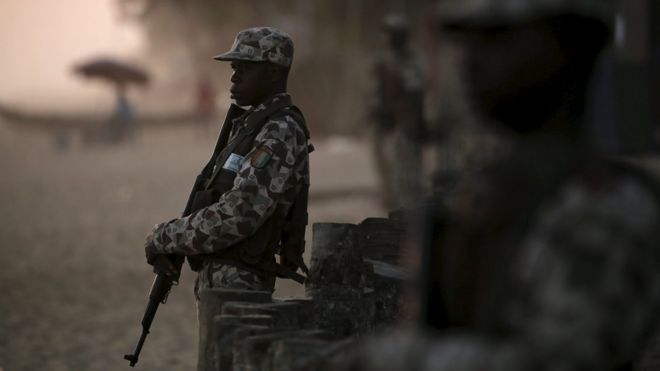 Солдаты стоят на страже на пляже после атаки в Гранд Бассам, Берег Слоновой Кости