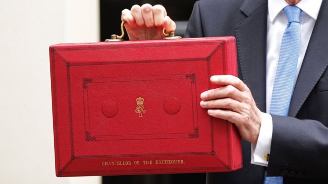 Филип Хаммонд с бюджетной коробкой