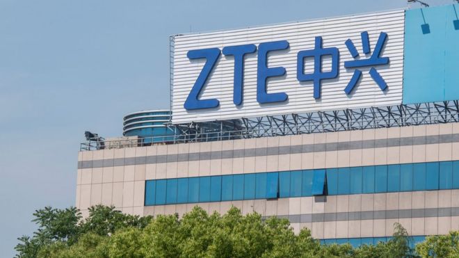 Логотип ZTE на офисном здании в Китае