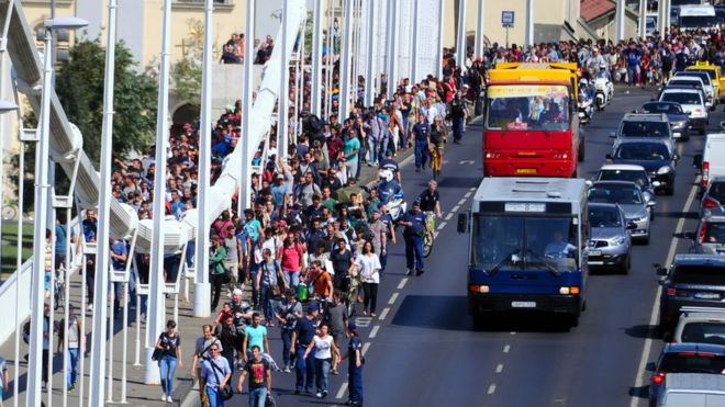 Сотни мигрантов на мосту Элизабет в Будапеште в сентябре 2015 года