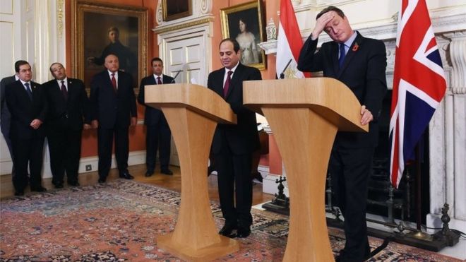 Британский премьер-министр Дэвид Кэмерон (справа) реагирует на совместную пресс-конференцию с президентом Египта Абдель Фаттах ас-Сиси (2-й справа) в Лондоне. Фото: 5 ноября 2015 г.