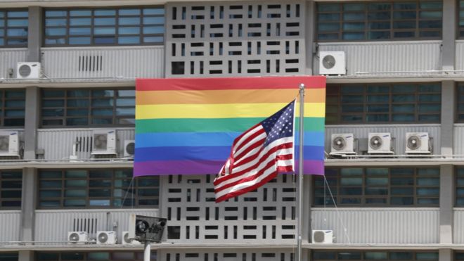 гордый флаг посольства США в Сеуле