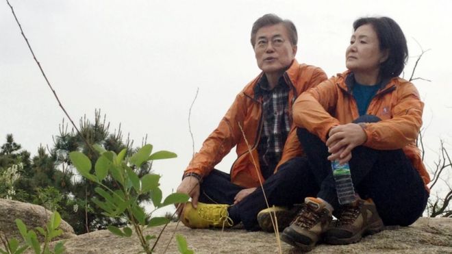 Луна Чжэ-ин и его жена Ким Чен Сук отдыхают на склоне холма