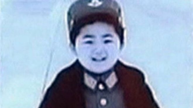 Kim Jong-un de niño con uniforme militar.
