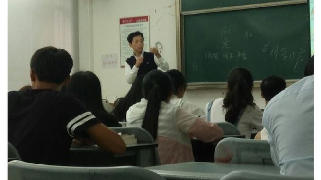Профессор Ху Мин преподает класс