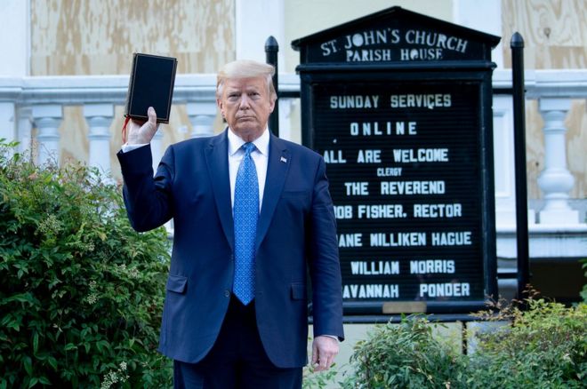 Трамп держит Библию за пределами церкви