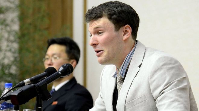 Студент из США Отто Фредерик Вармбиер со слезами на пресс-конференции в Пхеньяне
