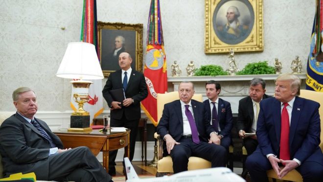 Сенатор Линдси Грэм (слева) слушает, как президент США Дональд Трамп и президент Турции Реджеп Тайип Эрдоган принимают участие во встрече в Овальном кабинете Белого дома в Вашингтоне, округ Колумбия, 13 ноября 2019 г.