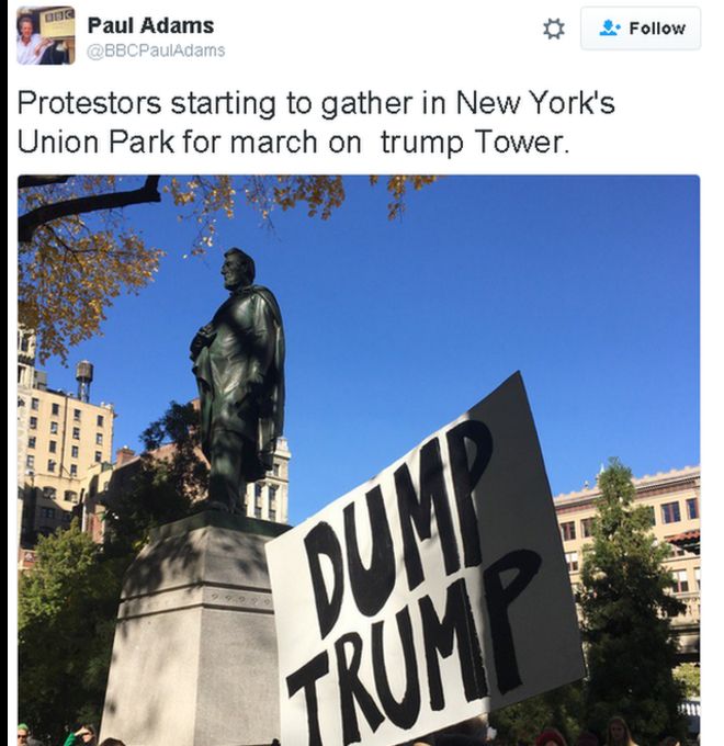 В твиттере написано: «Протестующие начинают собираться в Нью-Йоркском Юнион-парке на марш Трамп-Тауэр». На изображениях изображены люди с табличкой с надписью "Dump Trump"