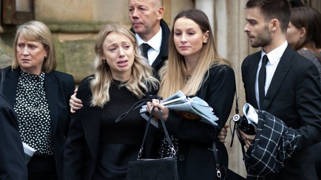 Линн О'Брайен (вторая слева) на похоронах своего парня