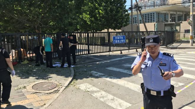 Около посольства США в Пекине, Китай, виден полицейский 26 июля 2018 года