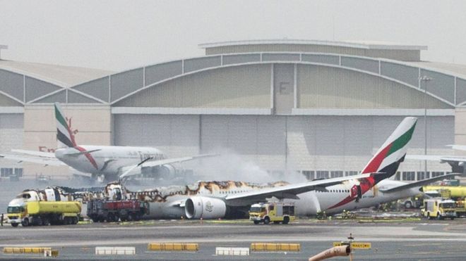 Полет авиакомпании Emirates виден после того, как он совершил аварийную посадку в международном аэропорту Дубая, ОАЭ (3 августа 2016 года)
