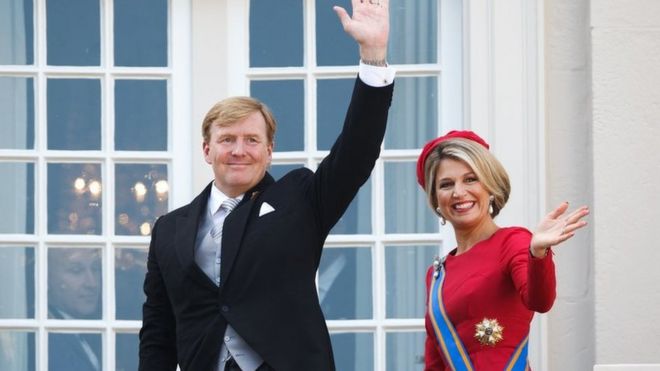 Король Виллем-Александр и королева Максима машут с балкона дворца в Гааге