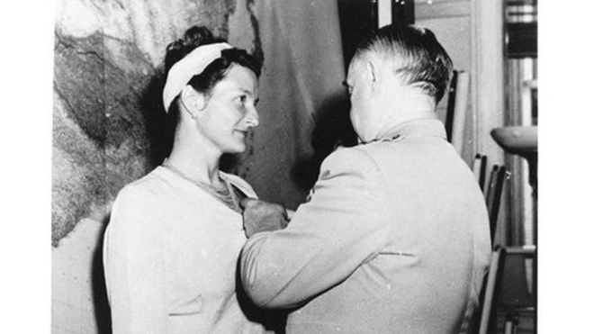 Virginia Hall recebe a Cruz de Serviço Distinto do chefe do Escritório de Serviços Estratégicos, general William Donovan, em 1945