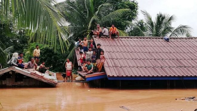 Сельские жители эвакуируются после того, как в провинции Аттапеу, Лаос, 24 июля 2018 года, в провинции Аттапеу рухнула гидроэлектростанция в Шепе-Ксе Нам Ной