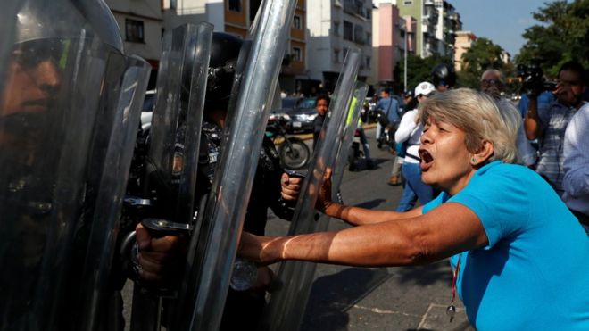 Сторонники оппозиции сталкиваются с полицией в ходе митинга против правительства президента Венесуэлы Николаса Мадуро в Каракасе, Венесуэла, 9 марта 2019 года
