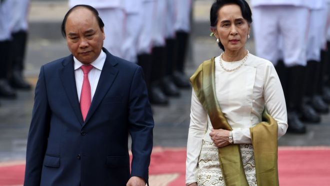 အတိုင်ပင်ခံကို ဗီယက်နမ်ဝန်ကြီးချုပ်က ဂုဏ်ပြုတပ်ဖွဲ့နဲ့ ကြိုဆိုခဲ့ပါတယ်။