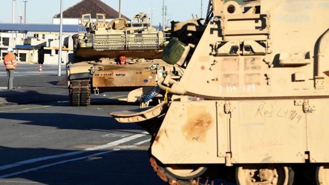 Военные машины США выгружаются с транспортного судна в порту Бремерхафена