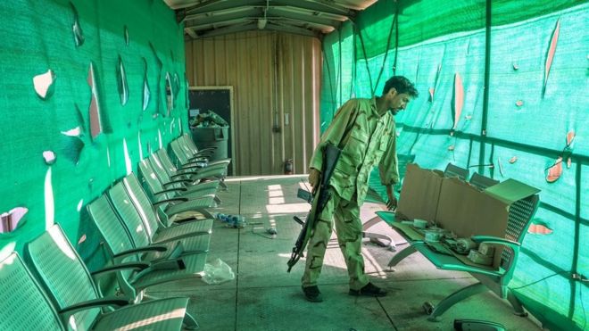 Un soldado afgano inspecciona las pertenencias dejadas atrás por el ejército de EE.UU. tras su salida de la base aérea de Bagram