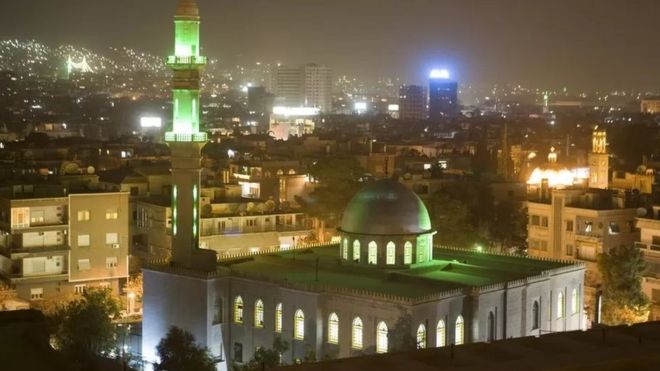 خبرگزاری رویترز می‌گوید این حمله در نزدیکی تاسیسات متعلق به ایران در اطراف میدان امویه انجام شده