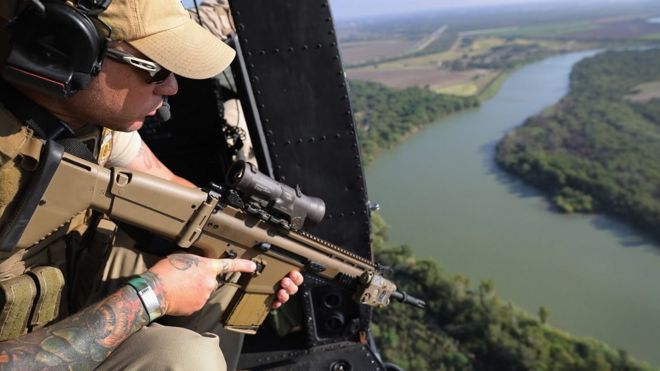 Policía patrullando el Río Grande