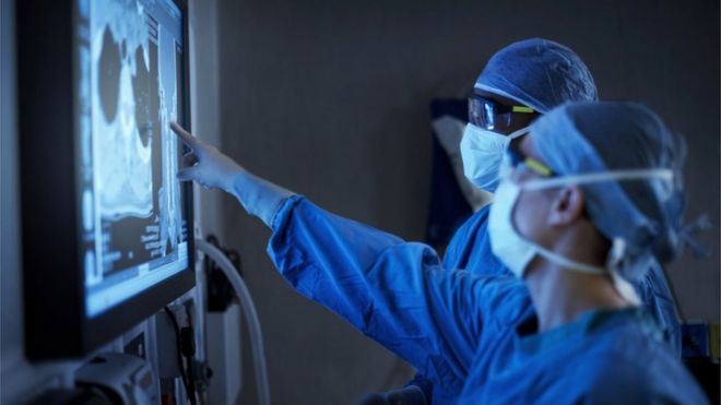 Хирурги осматривают медицинское сканирование