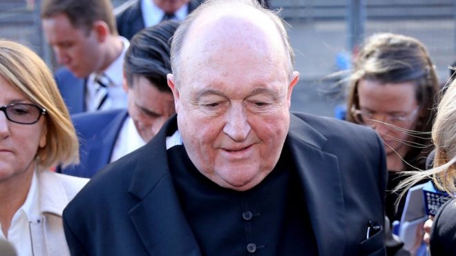 Архиепископ Филипп Уилсон покидает суд после своего осуждения в мае
