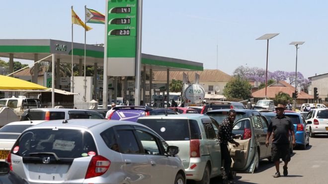 Автомобилисты стоят в очереди, чтобы купить бензин в Хараре, Зимбабве, 8 октября 2018 года
