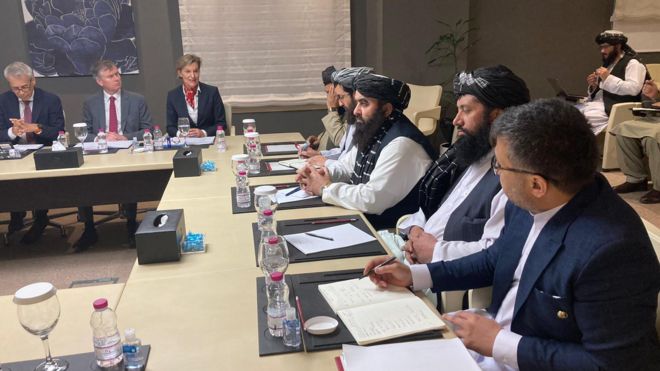 امیرخان متقی و هیات طالبان در گفتگو با هیات بریتانیایی در دوحه