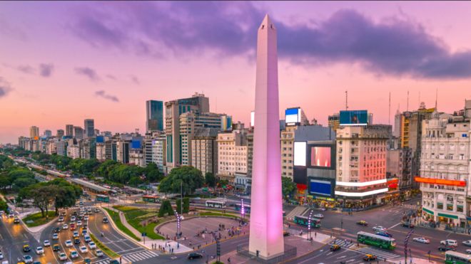 Imagen del obelisco y la avenida 9 de Julio en Buenos Aires