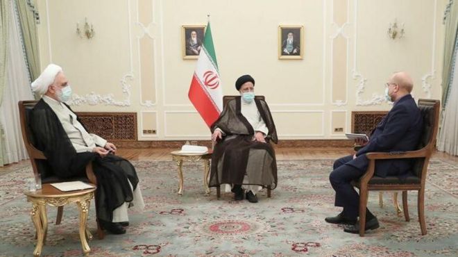 رئیس جمهور، رئیس قوه قضائیه و رئیس مجلس شورای اسلامی سران سه قوه در ایران هستند