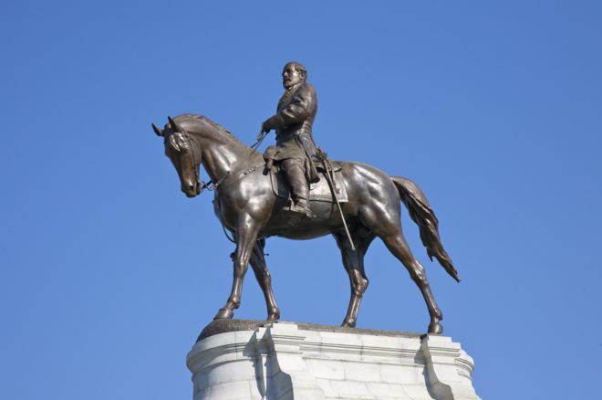 Estátua de homem em cima de cavalo