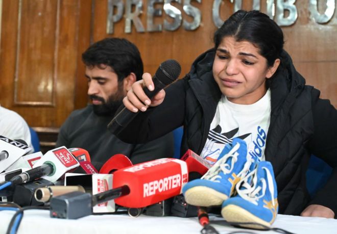 गुरुवार को नई दिल्ली में प्रेस कॉन्फ्रेंस में कुश्ती छोड़ने का ऐलान करतीं ओलंपियन साक्षी मलिक