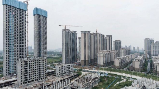 Diversos prédios de vários tamanho em construção