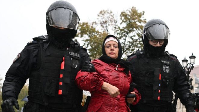 Một phụ nữ bị cảnh sát Nga bắt giữ