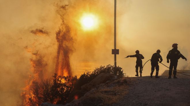 Incêndio florestal perto de Atenas, na onda de calor que afeta o Hemisfério Norte