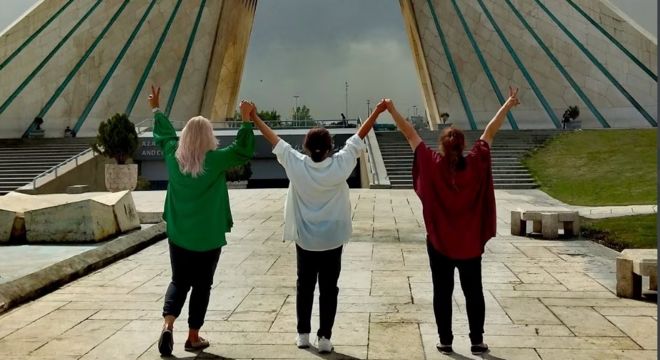 زنان بدون حجاب اجباری جلوی برج میدان آزادی تهران