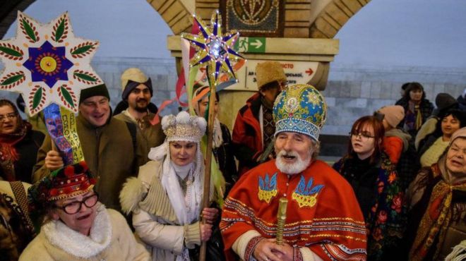 Muchos ucranianos celebraron la Navidad pasada en refugios en medio de continuos ataques rusos.