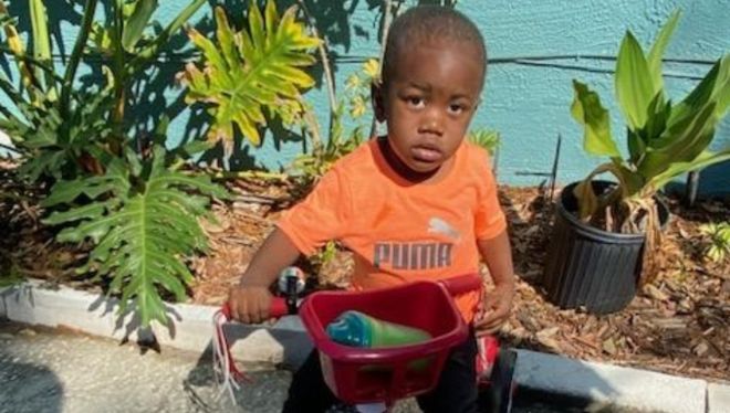 Shaquil Barrett's daughter, aged two, drowns in pool at Florida home - BBC  News